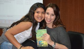 A escritora Paula Pimenta realiza Tarde de Autógrafos na Escola Múltipla