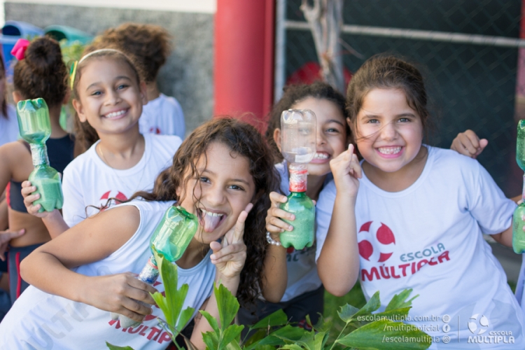 Alunos do 2º BV constroem ampulheta de sucata