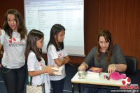 A escritora Paula Pimenta realiza Tarde de Autógrafos na Escola Múltipla