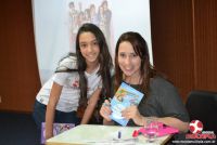 A escritora Paula Pimenta realiza Tarde de Autógrafos na Escola Múltipla