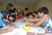 A artista plástica Catarina Zambe ministra Oficina de Artes com os alunos dos 4º ANOS 