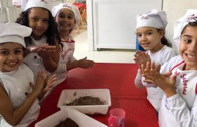 Alunos dos 2º ANOS do Fund. I fazem Brigadeiro