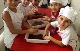 Alunos dos 2º ANOS do Fund. I fazem Brigadeiro