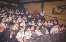 Alunos do Infantil visitam o Teatro Campaneli