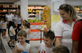 Alunos do Infantil visitam Supermercado Rede Show