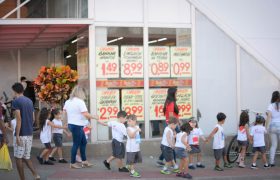 Alunos do Infantil visitam Supermercado Rede Show