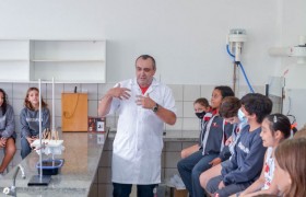 Aulas no Laboratório de Ciências com os Anos Iniciais