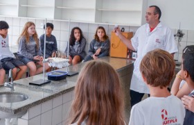 Aulas no Laboratório de Ciências com os Anos Iniciais