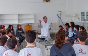 Aulas no Laboratório de Ciências com os Anos Iniciais