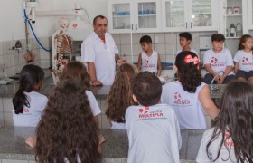 Aulas no Laboratório de Ciências com os Anos Iniciais