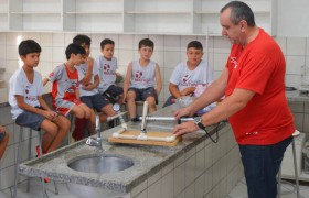 Aulas no Laboratório de Ciências com os Anos Iniciais