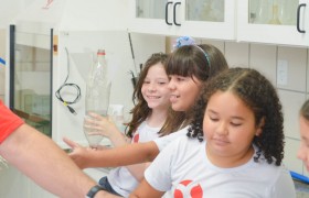 Aulas no Laboratório de Ciências com os Anos Iniciais